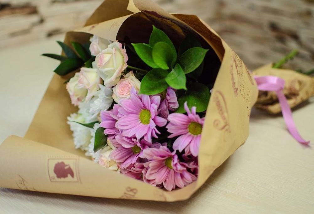 Букет цветов из: Розы и Хризантемы в Удобной Краснодарский край