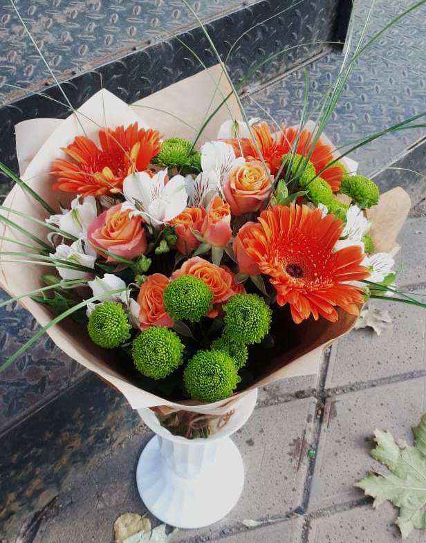Букет цветов из: Герберы, Хризантемы, Альстромерии и Розы в Удобной Краснодарский край