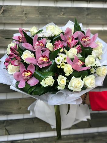 Букет цветов из: Розы и Хризантемы в Удобной Краснодарский край