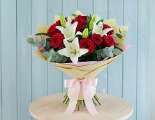 Букет цветов из:  Лилии и Розы в Удобной Краснодарский край