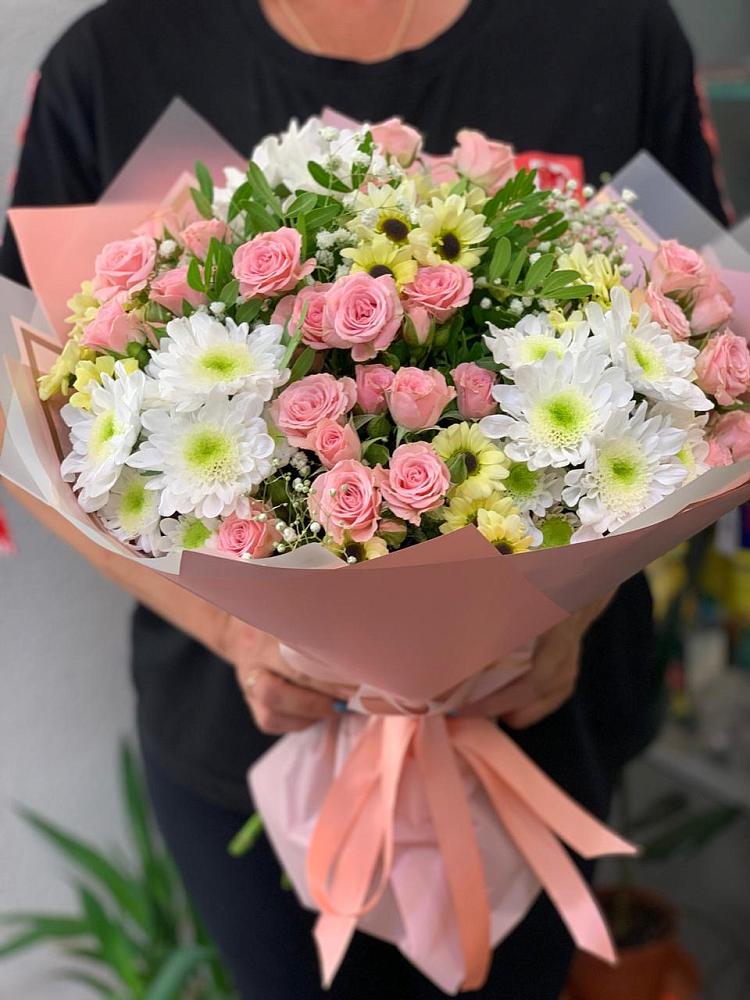 Букет цветов из: Розы и Хризантемы в Удобной Краснодарский край