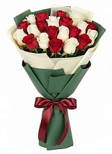 Букет Микс из красных и белых роз в Удобной Краснодарский край