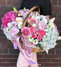 Композиция солнечный день в Удобной Краснодарский край Цветочная композиция из Розы, Хризантемы, Пионы и Лизиантусы в корзине в Удобной Краснодарский край