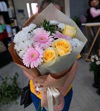 Букет цветов из:  Герберы, Розы и Хризантемы в Удобной Краснодарский край