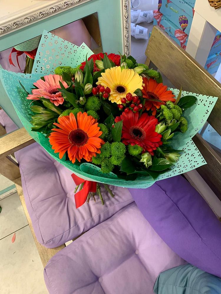 Букет цветов из: Герберы, Хризантемы и Альстромерии в Удобной Краснодарский край