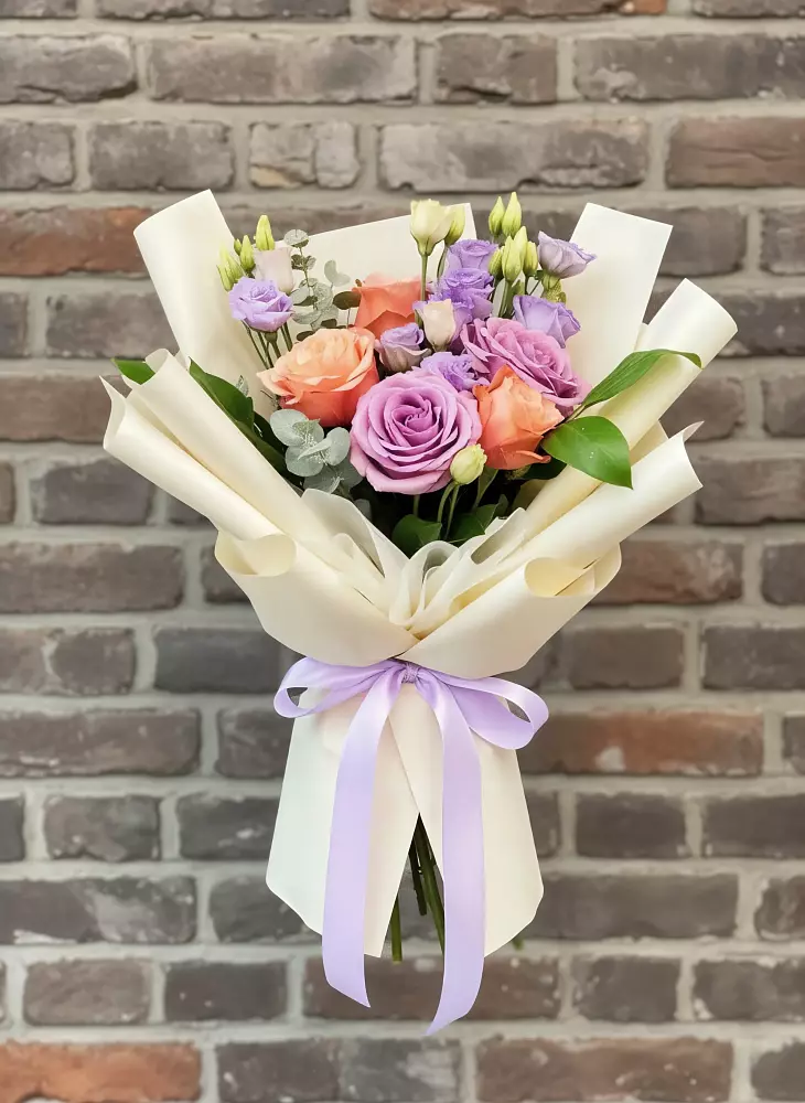 Букет цветов из: Лизиантусы и Розы в Удобной Краснодарский край