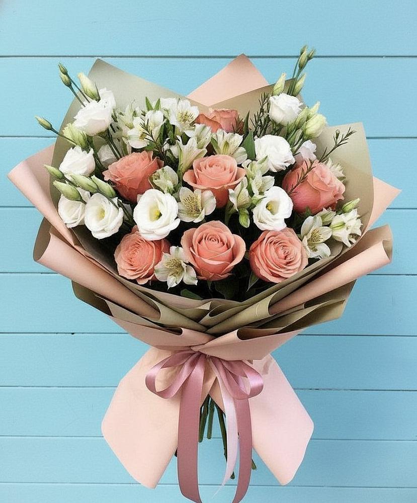 Букет цветов из: Розы, Альстромерии и Лизиантусы в Удобной Краснодарский край