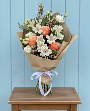 Букет цветов из:  Альстромерии, Лизиантусы, Розы и Хризантемы в Удобной Краснодарский край