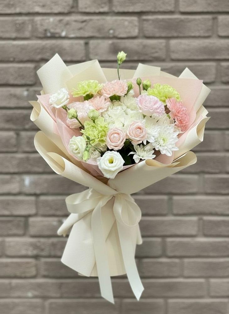 Букет цветов из: Гвоздики, Розы, Лизиантусы и Хризантемы в Удобной Краснодарский край