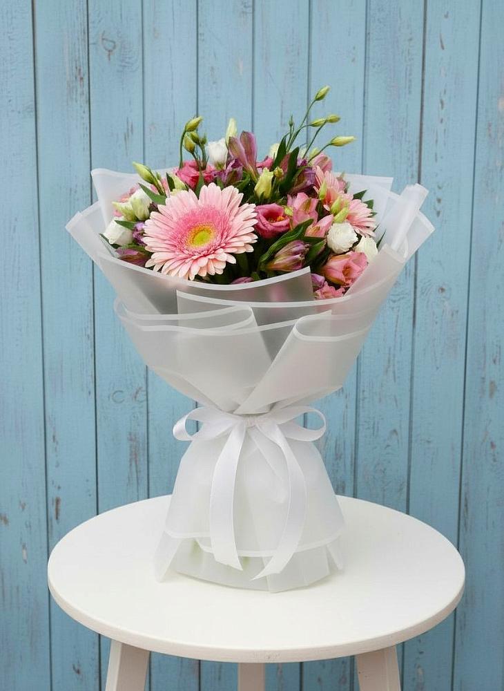 Букет цветов из: Герберы, Альстромерии и Лизиантусы в Удобной Краснодарский край