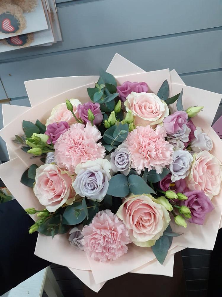 Букет цветов из: Розы, Гвоздики и Лизиантусы в Удобной Краснодарский край