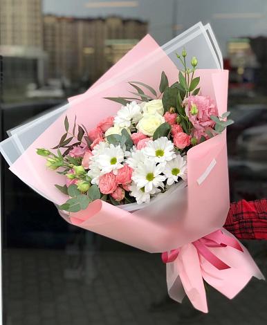 Букет цветов из: Розы, Лизиантусы и Хризантемы в Удобной Краснодарский край