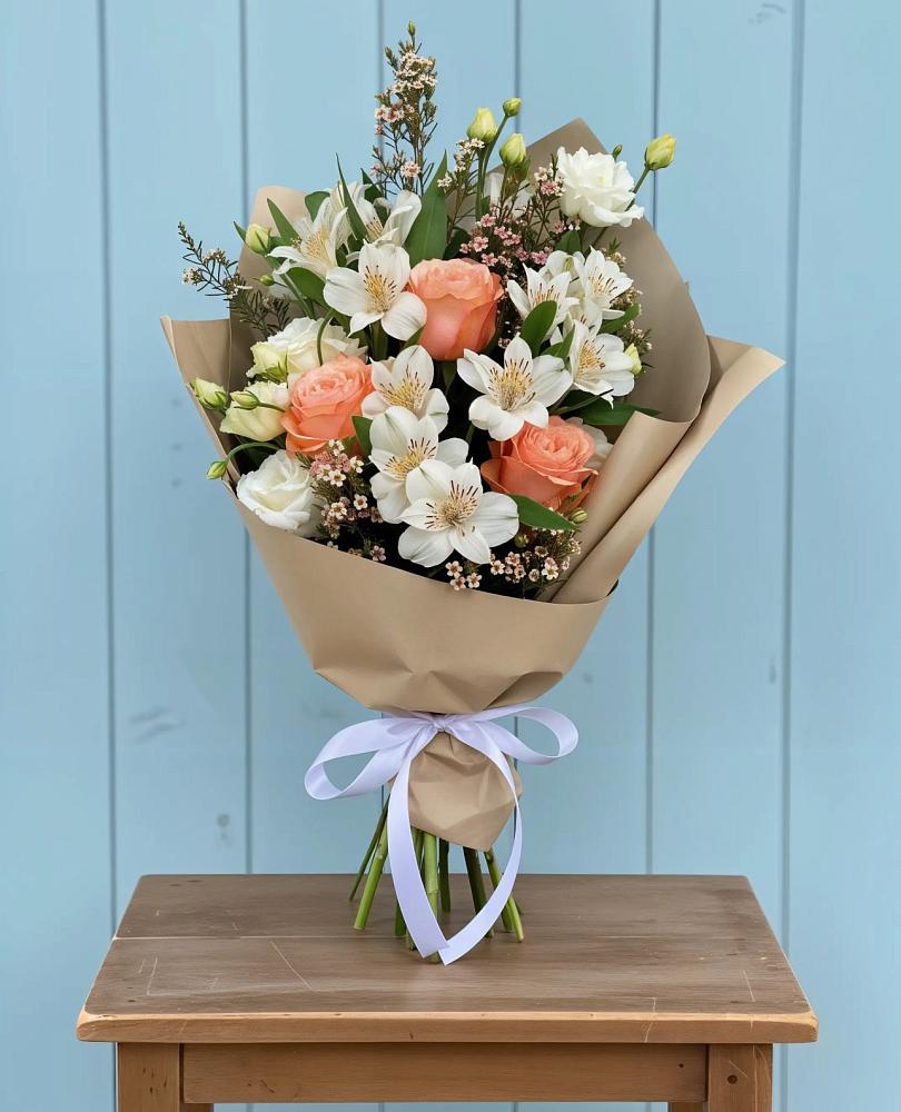 Букет цветов из: Альстромерии, Лизиантусы, Розы и Хризантемы в Удобной Краснодарский край