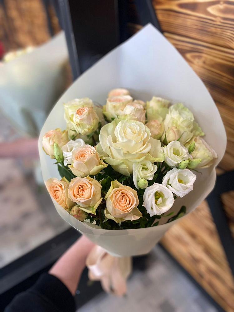 Букет цветов из: Розы и Лизиантусы в Удобной Краснодарский край