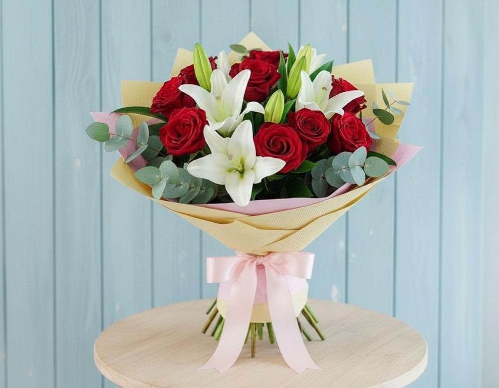 Букет цветов из: Лилии и Розы в Удобной Краснодарский край